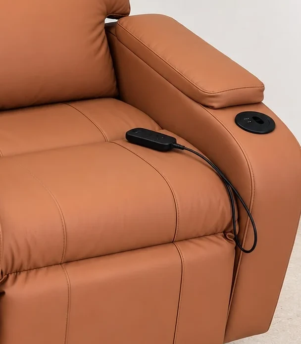 Detalhe do controle e porta-copos da poltrona Reclive